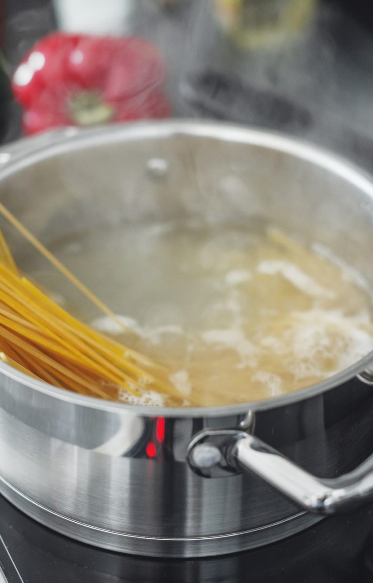 20230716162326_[fpdl.in]_boiling-pot-with-cooking-spaghetti-pasta-kitchen-closeup_1220-5519_full